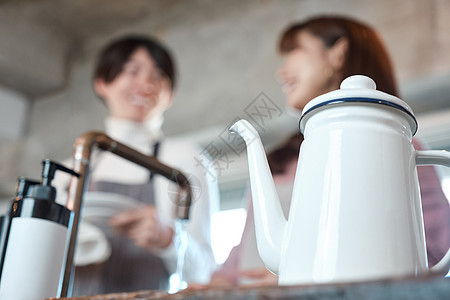 男人和女人在厨房里做饭图片