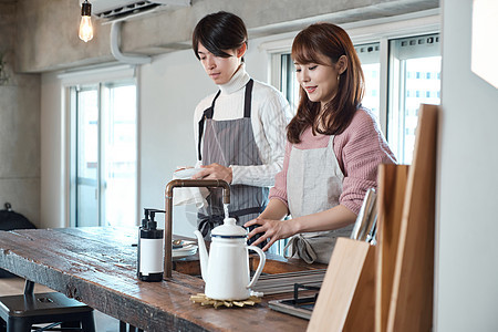 男人和女人在厨房里做饭图片