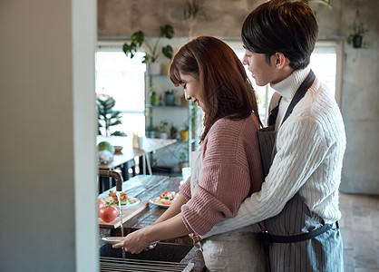 情侣在房间里在厨房里做饭的情侣背景