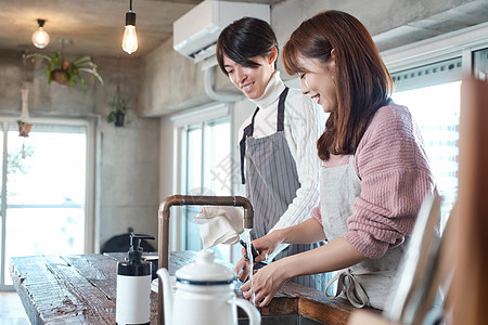 在厨房里做饭的情侣图片