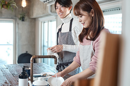 在厨房里做饭的情侣图片