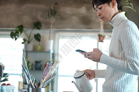 在厨房里做饭的情侣图片