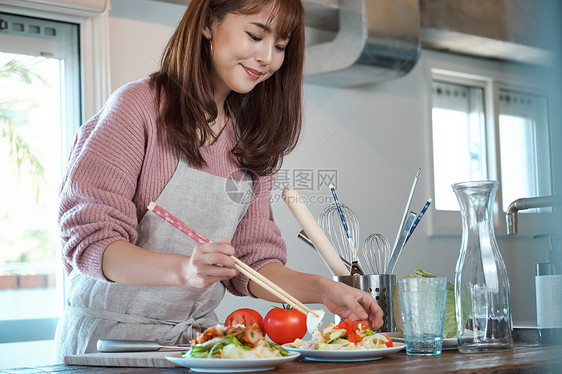 在厨房里做饭的情侣图片