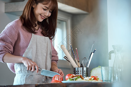 在厨房里做饭的情侣图片