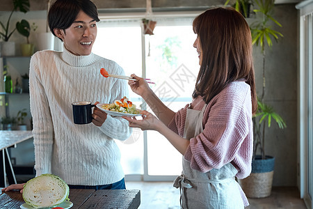 室内男人和女人在厨房里做饭图片