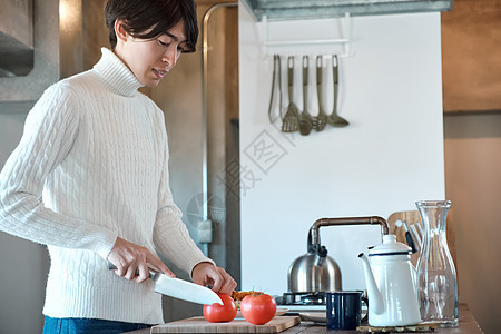 男人在厨房里做饭图片