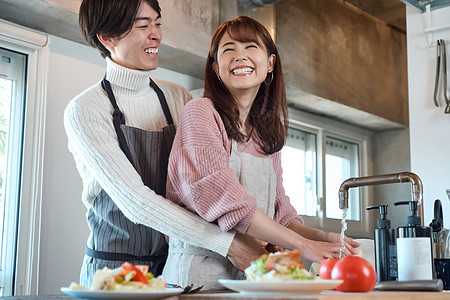 恩爱夫妻在厨房里做饭图片