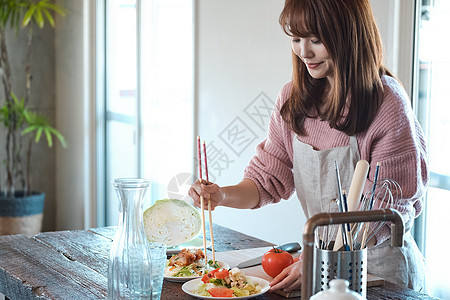 在厨房里的妇女图片