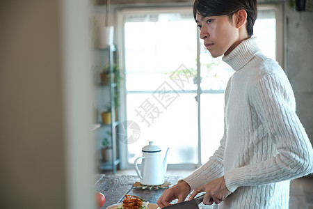 在厨房里做饭的男子图片