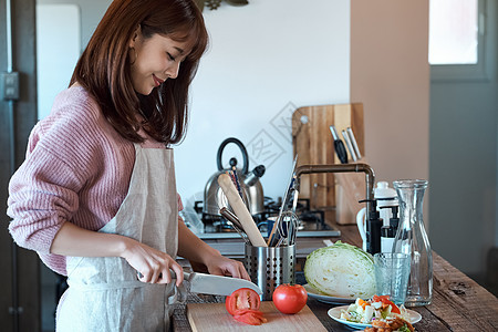 在厨房里烹饪的妇女图片