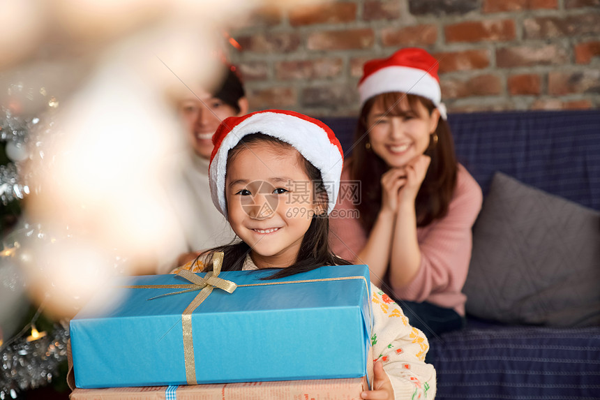 室内一家人过圣诞节送礼物图片