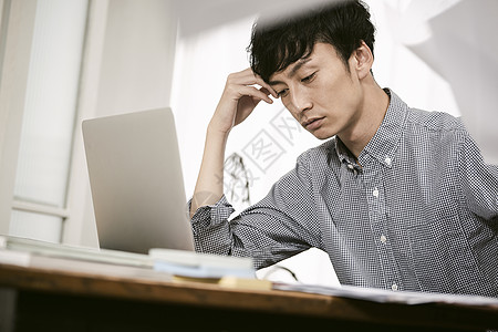 低头思考的成年男子图片素材