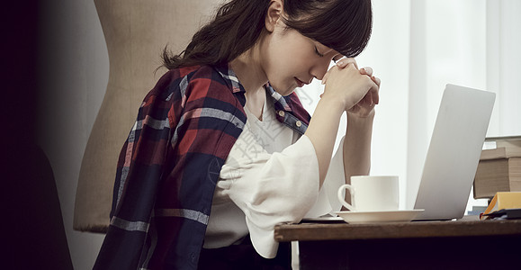 电脑女人低头背景