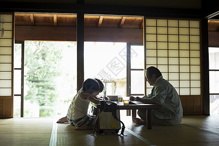 日式房间里写作业的小朋友们图片