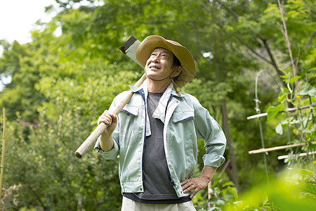 田地里的老农民图片