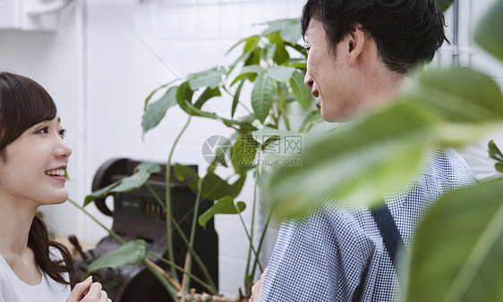 男人和女人在一家花店图片