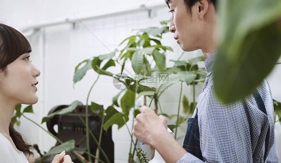 男人和女人在一家花店图片