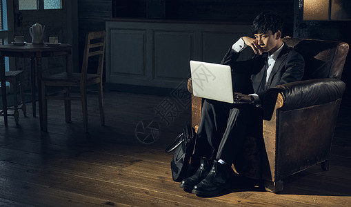 深夜公司慢慢地思考男人辛勤工作的形象背景