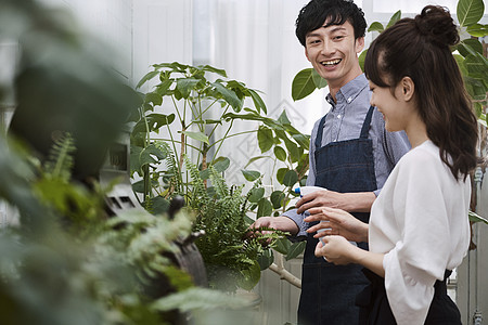 男人和女人在一家花店图片