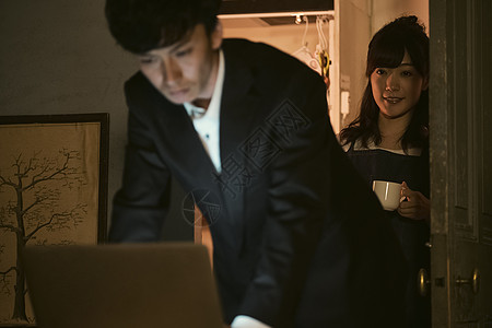 男人下班回到家图片素材