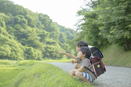 小学生在上学的路上图片