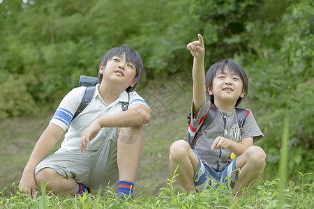 贪玩非都会区朋友小学生在上学的路上图片