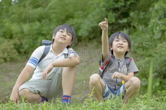 贪玩非都会区朋友小学生在上学的路上图片