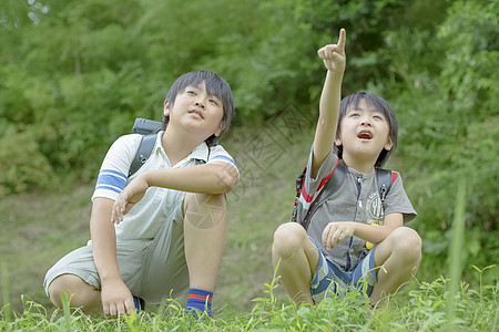 路线儿童户外小学生在上学的路上背景图片