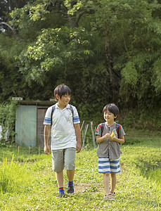 小学生在上学的路上溜达图片