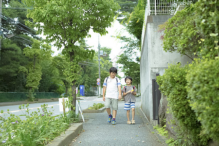 小男孩在乡间小路上走背景图片