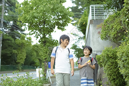 小学生在上学的路上图片