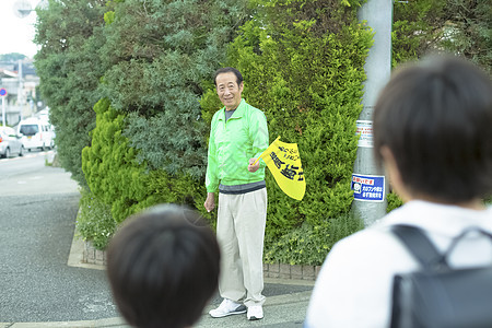 老年人指导小学生的学校过马路图片