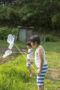 在农村过暑假的男孩图片