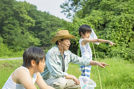 夏日和祖父郊游的儿童图片