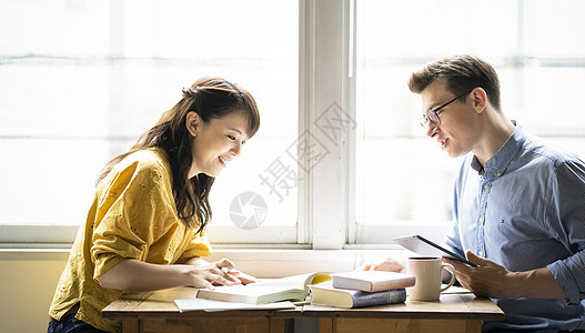 在咖啡馆学习英语的女性图片