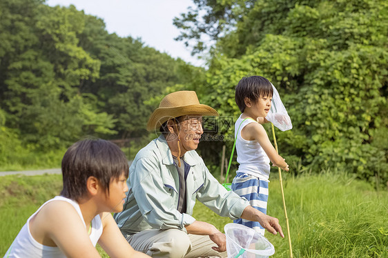 爷爷和孙子夏日郊游图片