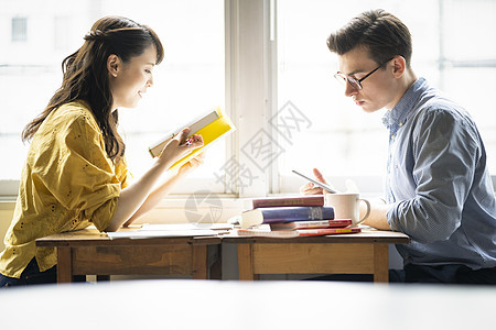 在咖啡馆学习英语的妇女和男子图片