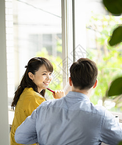 在咖啡馆学习英语的妇女和男子图片