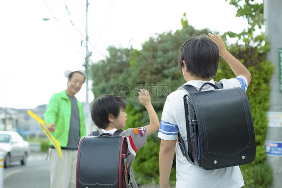 老年人引导小学生去学校之路图片