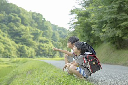 步行小学生的学校之路图片