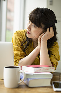 在咖啡馆学习的女孩图片