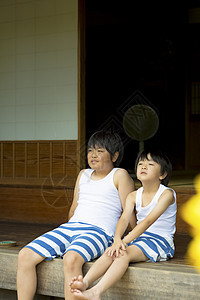 坐在庭院里休息的男孩图片