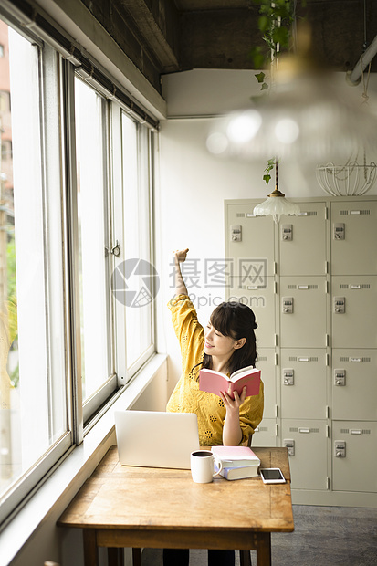 在咖啡馆学习的青年女性图片