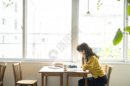 妇女在咖啡馆里学习图片