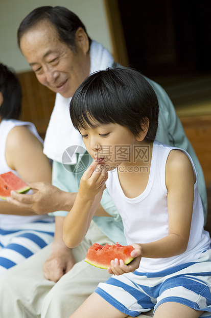 吃西瓜的小男孩图片