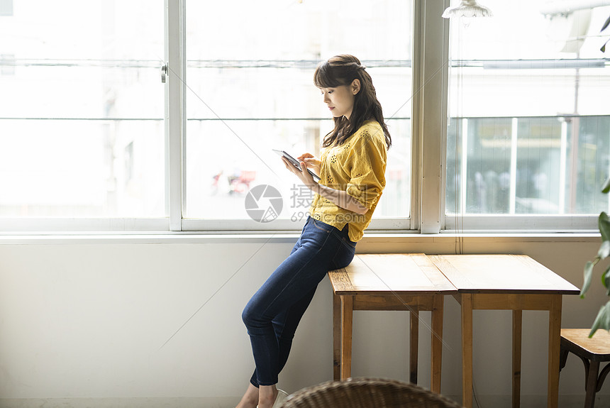 咖啡馆里休闲的女人图片