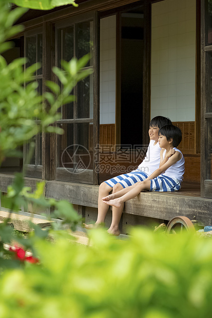 夏日乘凉的孩子们图片