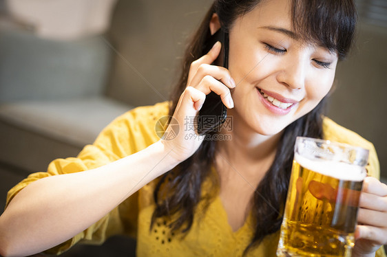 20多岁快乐半身照喜欢独自饮酒的女图片