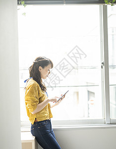 咖啡馆里休闲的女人图片