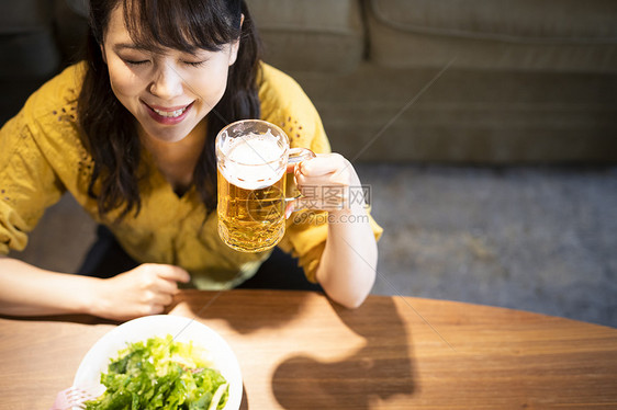 享受啤酒独自饮酒的女人图片